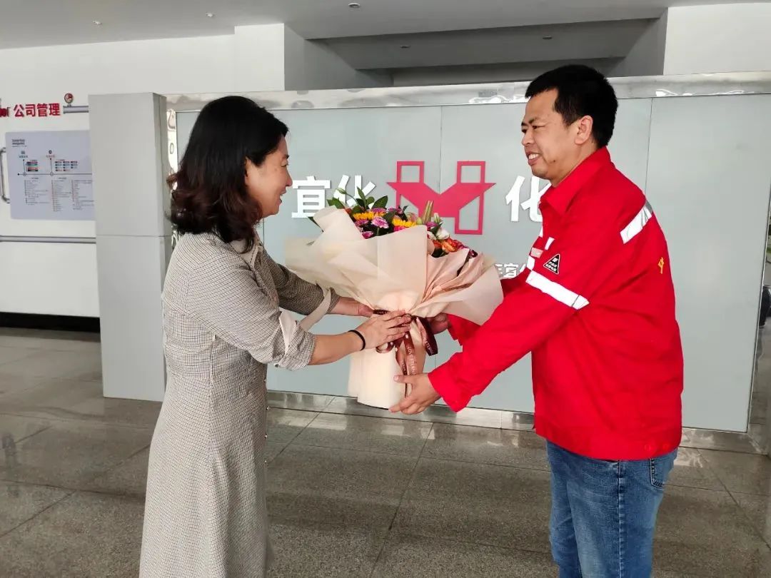 宜昌市總工會黨組成員、副主席李敏一行到化機(jī)公司慰問市勞動模范左霄