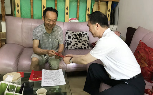 集團(tuán)領(lǐng)導(dǎo)看望慰問離退休黨員、基層困難黨員和年輕黨員(圖3)