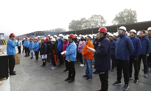 熱火朝天！集團總部140余人到股份公司氯堿分廠開展勞動(圖1)