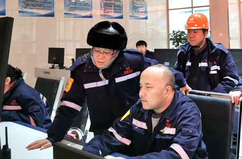 集團領(lǐng)導(dǎo)春節(jié)前走訪慰問一線職工、困難職工和離退休老干部(圖1)