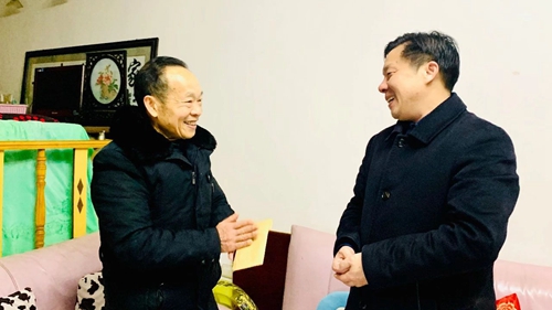集團領(lǐng)導(dǎo)春節(jié)前走訪慰問一線職工、困難職工和離退休老干部(圖3)