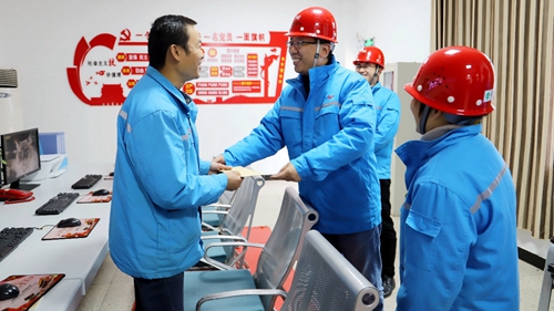 集團領(lǐng)導(dǎo)春節(jié)前走訪慰問一線職工、困難職工和離退休老干部(圖6)