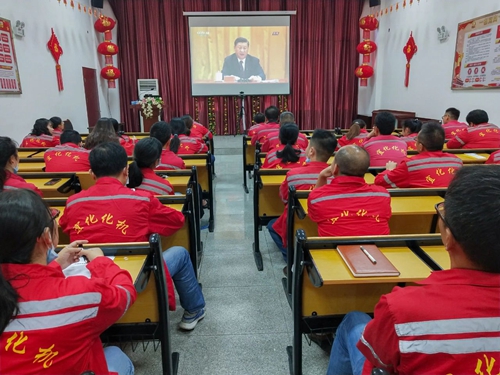 向抗疫英雄致敬！宜化集團(tuán)組織收看全國抗擊新冠肺炎疫情表彰大會(huì)(圖2)