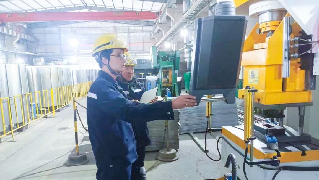 青海宜化電石分廠(chǎng)電極殼班：加強(qiáng)標(biāo)準(zhǔn)化建設(shè)，保障電石爐長(zhǎng)周期穩(wěn)定運(yùn)行(圖3)