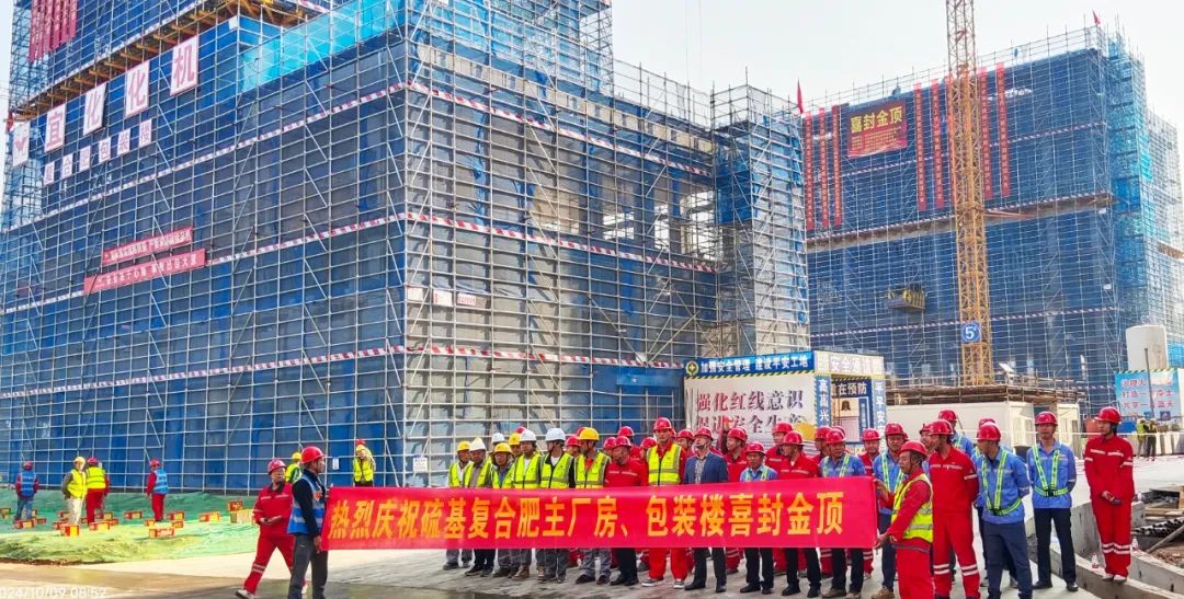 化機(jī)公司黨委書記、董事長、總經(jīng)理?xiàng)钪袧傻匠琼?xiàng)目現(xiàn)場辦公(圖2)