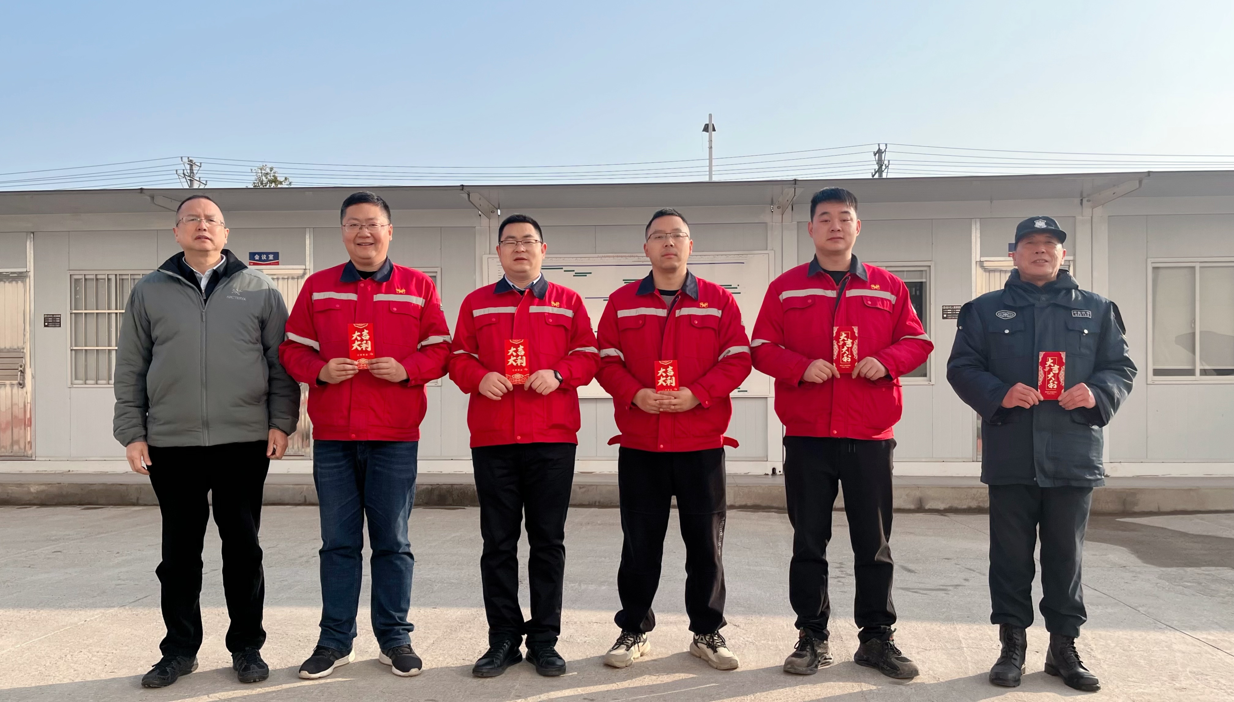 化機(jī)公司黨委書記、董事長(zhǎng)、總經(jīng)理?xiàng)钪袧傻巾?xiàng)目現(xiàn)場(chǎng)走訪慰問(圖2)