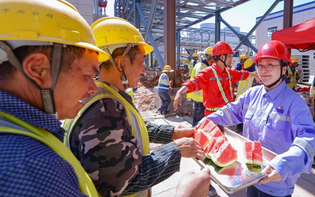 酷暑送清涼，關(guān)懷沁人心！宜化田家河園區(qū)全力保障職工高溫作業(yè)安全