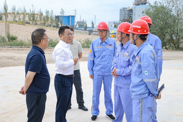 王大真到內(nèi)蒙古區(qū)域分子公司現(xiàn)場(chǎng)辦公(圖1)